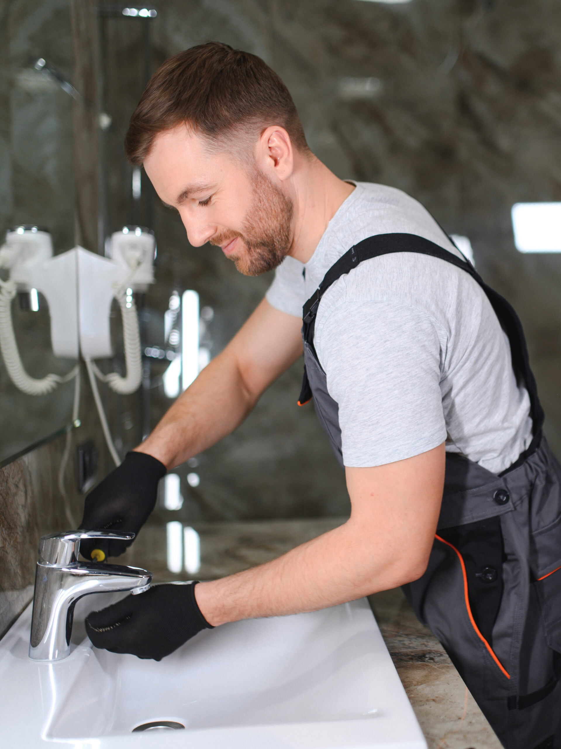 Kompetenter Installateur bei der Arbeit in Würzburg. 