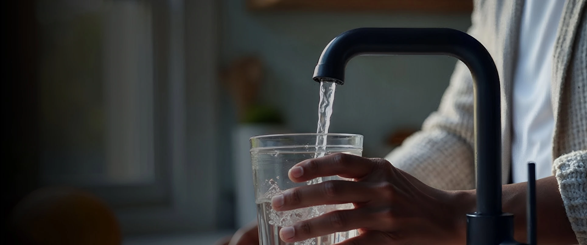 Klares Leitungswasser läuft in ein Glas – kalkarmes Wasser dank AQON Pure