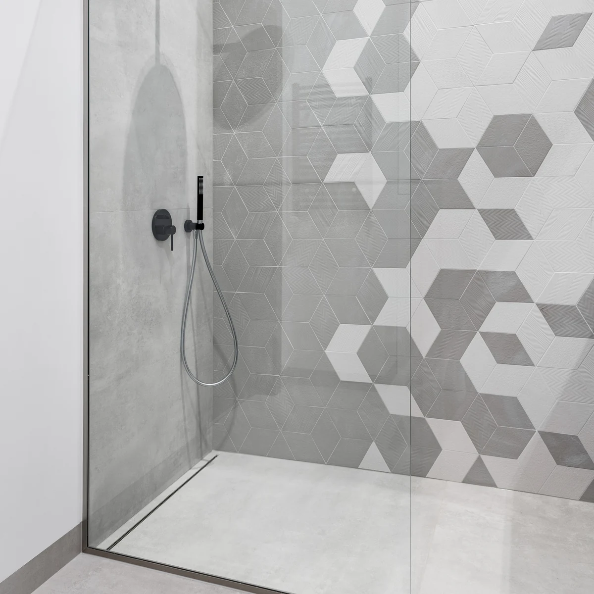 Badewanne durch Dusche ersetzen: bodengleiche Dusche mit Glaswand, schwarzer Armatur und Rautenfliesen